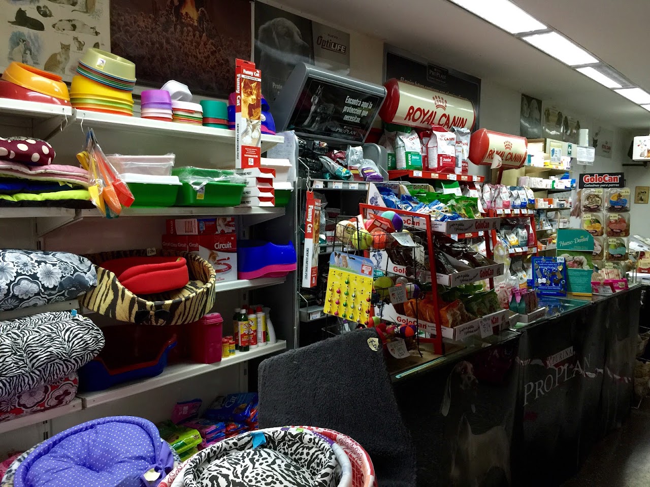 Sector de pet shop de Veterinaria AMVet con alimento balanceado